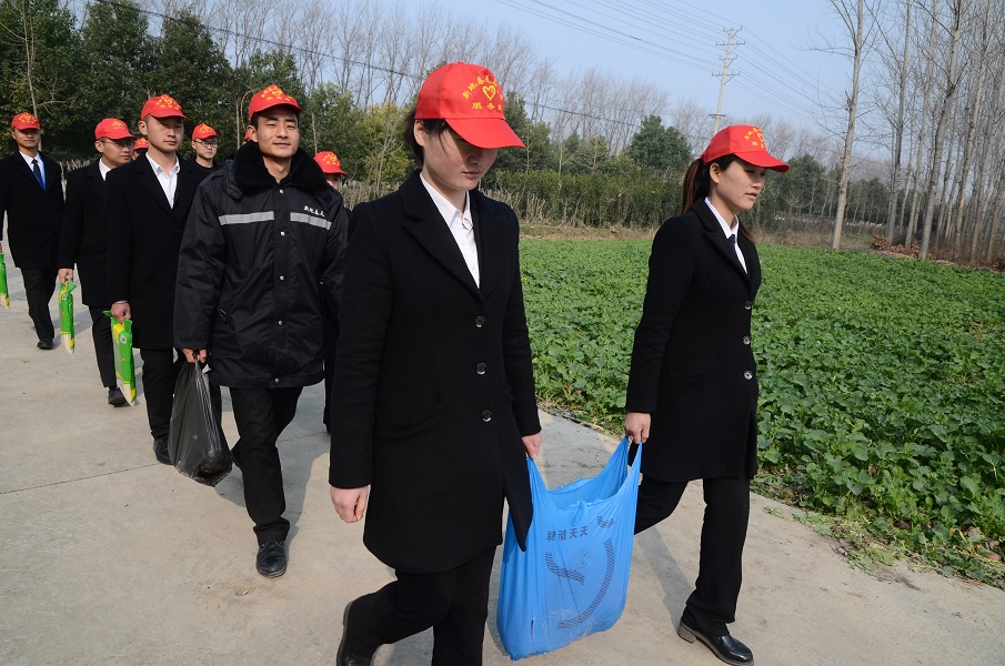 正阳尊龙凯时花生集团党员志愿者去敬老院慰问.JPG